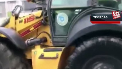 Gençlerden CHP'li belediyeye ilginç tepki: Göle dönen yolda balık tuttular