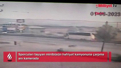 Sporcuları taşıyan minibüsün hafriyat kamyonuna çarpma anı kamerada