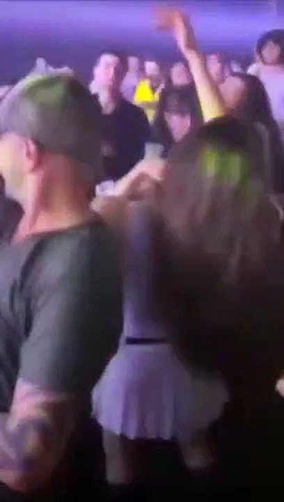 Serenay Sarıkaya, qui était ravie de la fête à laquelle elle a assisté, a dansé ses hanches avec sa super mini jupe.