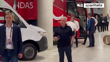 Mourinho la lía en el parking acosando e insultando a los árbitros / REDES