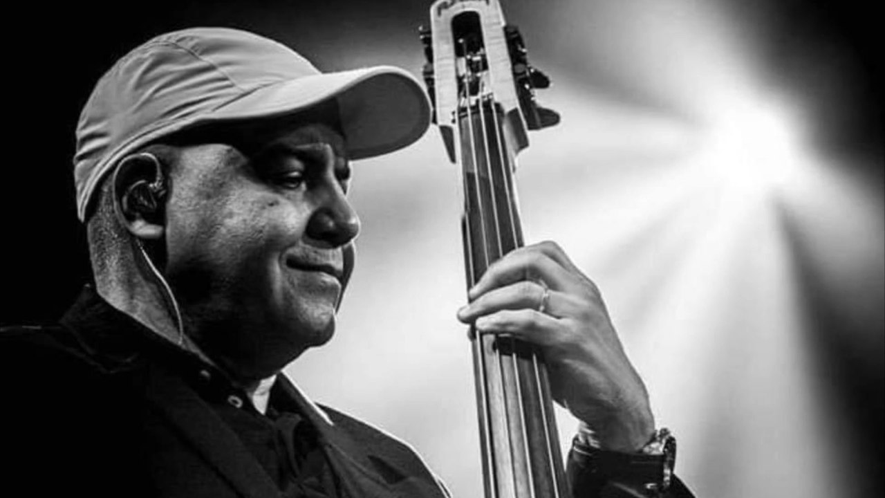 Bassist stirbt während auftritt