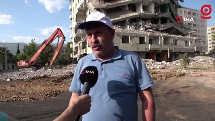 Kahramanmaraş’ta ağır hasarlı binaların yıkımı sürüyor