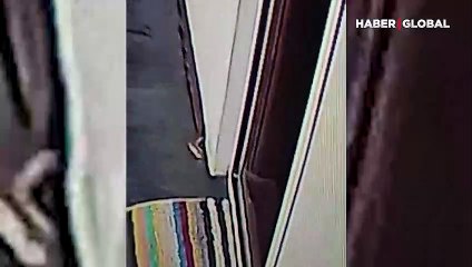 Hindistan'da küçük bir kız evinin kapısındaki yılandan son anda kurtuldu