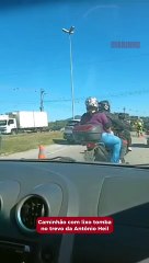 Caminhão com lixo tomba no trevo da Antônio Heil