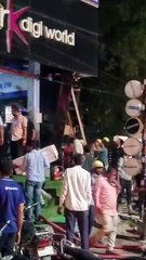 शॉर्ट सर्किट से इलेक्ट्रिक शोरूम में आग