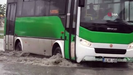 Bolu'da Sağanak Yağış Etkili Oldu: Cadde ve Sokaklar Göle Döndü