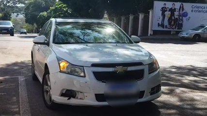 Carros se envolvem em colisão na Rua Londrina, no Centro