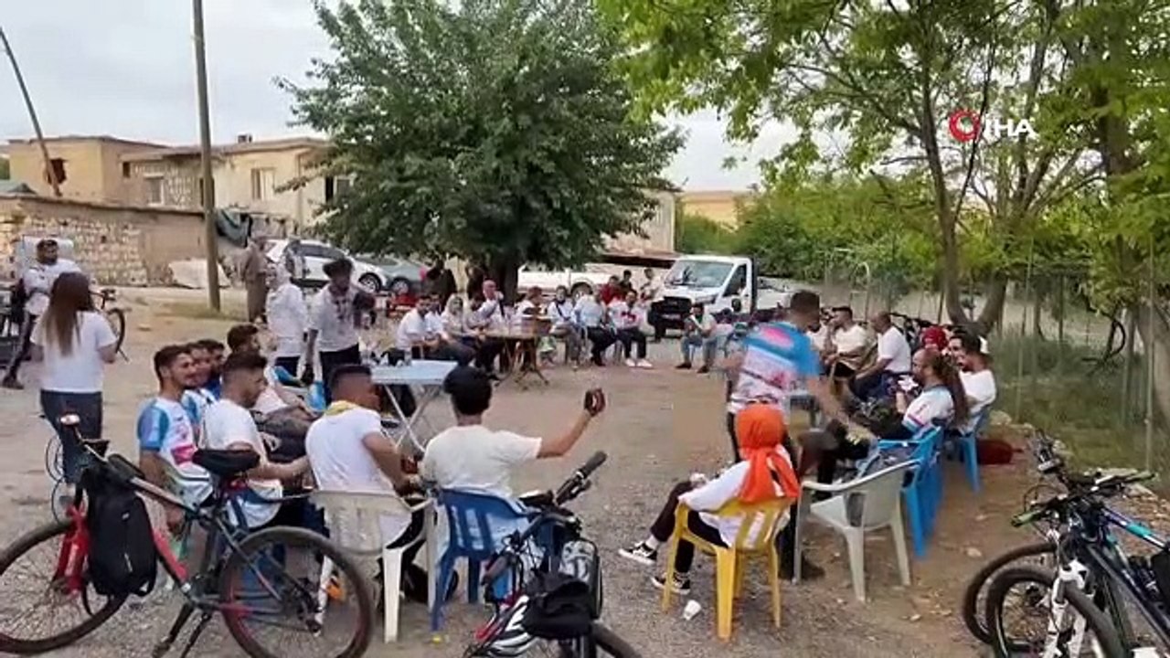 Les montagnes sont débarrassées de la terreur : les médecins et les infirmières font du vélo et dansent halay sur le mont Judi