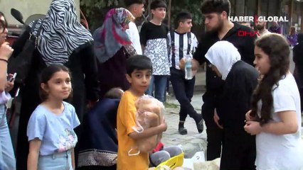 Sultangazi'de yıkım sırasında 3 binada hasar meydana geldi, vatandaşlar çöken merdivenlerde mahsur kaldı