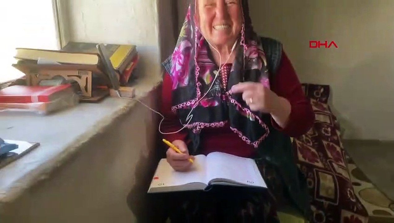 Un étudiant universitaire de 68 ans suit des cours en ligne sur un téléphone portable depuis le village.
