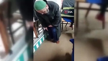 Ils ont été pris dans le café de selle, ils ont grimpé sur les tables et les chaises