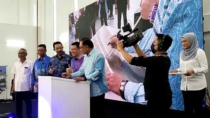 Prime Minister Datuk Seri Anwar Ibrahim launches the key presentation ceremony for Dalur PPAM home owners