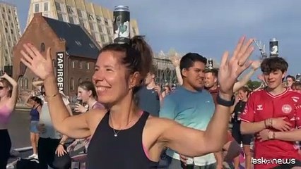 Al porto di Copenaghen una stravagante sessione di "beer yoga"