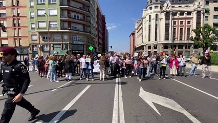 Los funcionarios de la Administración de Justicia cortan la circulación del Puente de Los Leones,