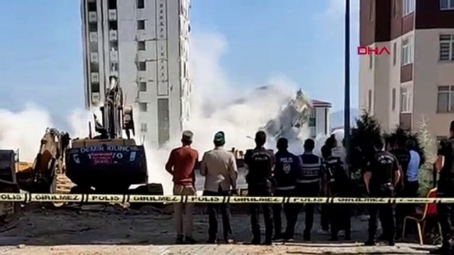 Hasarlı bina, yıkım sırasında sağlam binanın üzerine devrildi