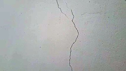 दीवार में आई दरारें