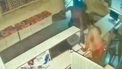 टीकमगढ़: ज्वेलरी की दुकान में चोरों का धावा, लाखों का माल किया पार देखें CCTV फुटेज