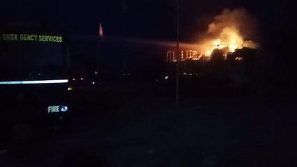 दो ट्रक टकराए, सिलेंडर के फटने से लगी आग, चालक व खलासी ने कूदकर बचाई जान