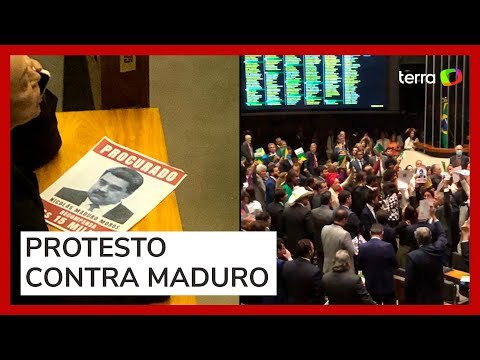 Deputados da oposição fazem protesto contra presença de Maduro no Brasil