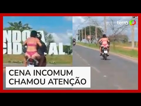 Mulher é flagrada vestindo apenas lingerie em garupa de moto em Goiás