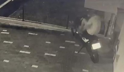 Mersin'de hırsızlık! Ayağıyla kilidi kırdı, motosikleti çaldı