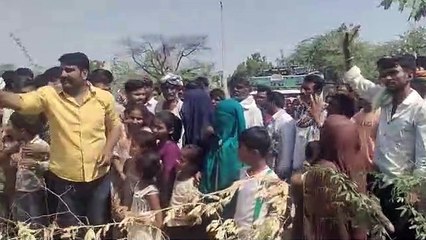 सड़क निर्माण की मांग, तीन घंटे लगाया जाम