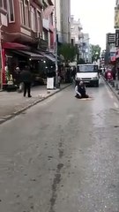 A Samsun, un citoyen a étendu son tapis de prière au milieu de la route et a prié.
