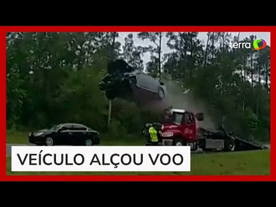 Carro 'decola' ao bater em rampa de caminhão guincho nos EUA