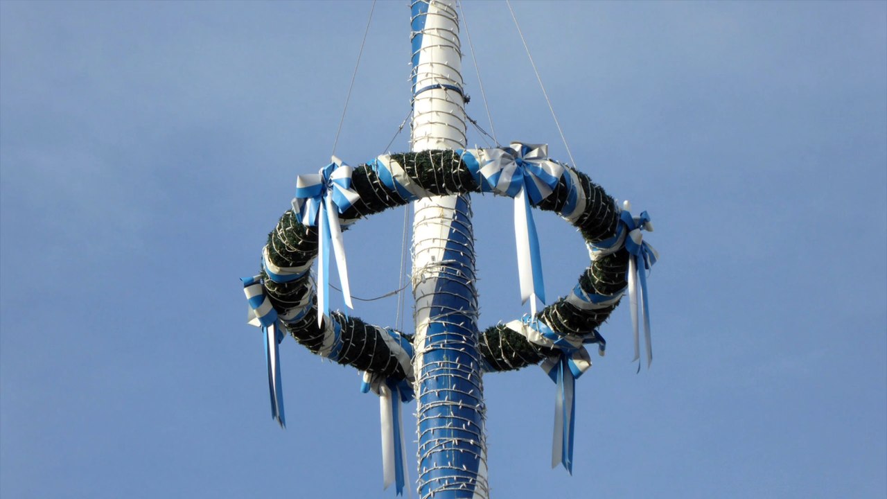 Mann bei maibaumwache in bayern angezündet