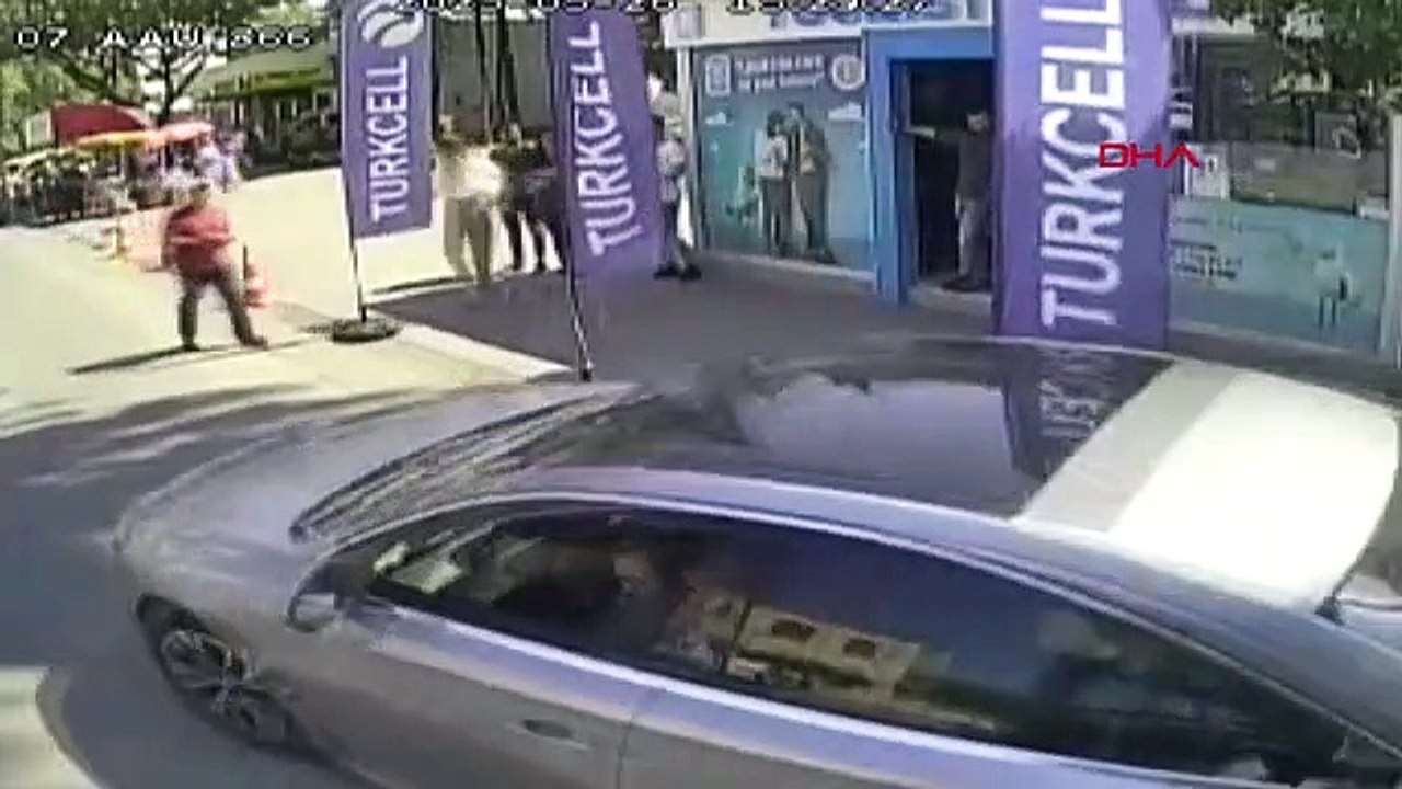 Le conducteur, qui a mal garé sa voiture, a tiré un couteau sur le chauffeur du bus