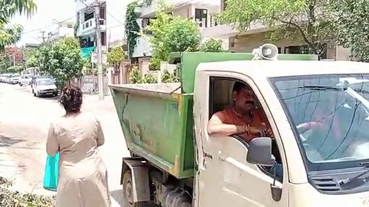 देखें video...वार्ड में हूपर लेकर निकले पार्षद, किया घर-घर कचरा संग्रहण