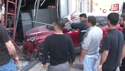 Sancaktepe’de freni boşalan araç markete çarptı