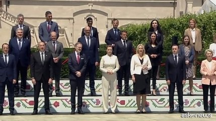 Foto di famiglia con i leader Ue e Zelensky al summit in Moldavia