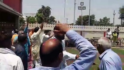 जानिए ऐसा क्या हुआ कि सांसद जौनपुरिया पाइप पकड़कर नहाने लगे....