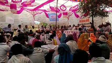 ग्रामसभा में ग्रामीण बोेले,जमीन के बदले जमीन के अलावा नहीं मानेंगे बात