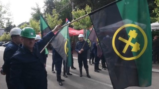 Los serbios de Kosovo protestan por cuarto día contra alcaldes cuya autoridad rechazan