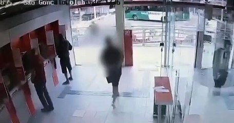 Homem é assaltado dentro de agência bancária em São Gonçalo.