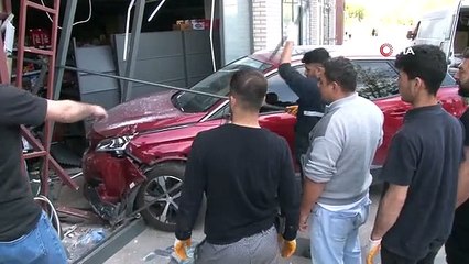 Sancaktepe'de freni boşalan araç markete daldı