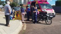 Motociclista se desequilibra ao segurar quadro e sofre queda na Rua Machado de Assis