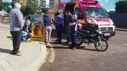 Motociclista se desequilibra ao segurar quadro e sofre queda na Rua Machado de Assis