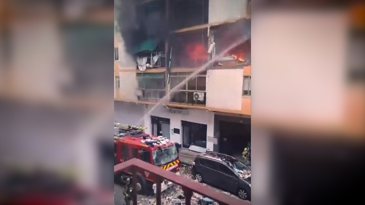 Una explosión de gas en Badajoz incendia un edificio y deja varios heridos