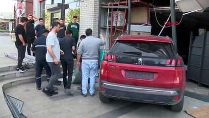 Les voitures sont entrées sur le marché à Istanbul-Sancaktepe