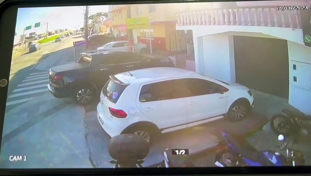 VÍDEO: caminhão desgovernado atropela carros e atinge hotel na BR-101, em São José