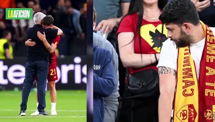 José Mourinho regala su medalla de segundo lugar de Europa League