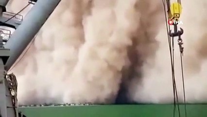 Kahire'yi kum fırtınası vurdu, gökyüzü turuncuya döndü