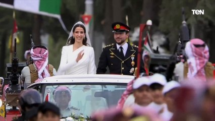 شكلوا علم الأردن بأجسادهم.. عرض مبهر في حفل زفاف ولي العهد الأردني في شوارع العاصمة