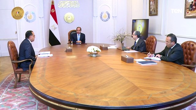 الرئيس السيسي يجتمع برئيس مجلس الوزراء ووزير الكهرباء والطاقة المتجددة