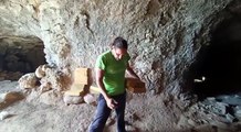 Uno de los arqueólogos explicando qué han encontrado