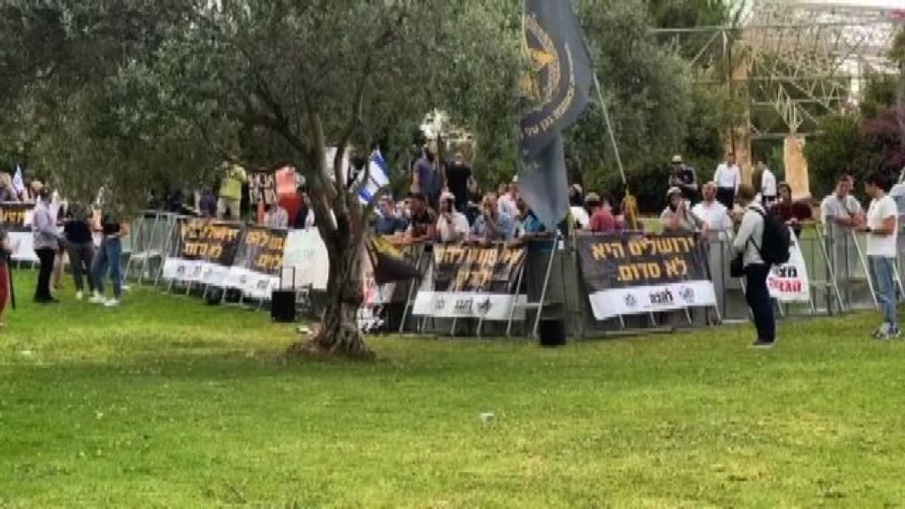 Gli ultra ortodossi protestano contro il Gay Pride a Gerusalemme