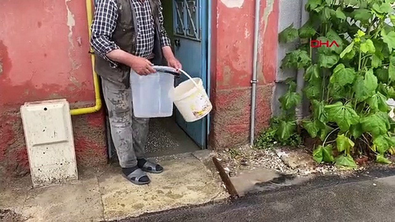 Averse à Kütahya; Des rues et des rues remplies d'eau, leurs maisons inondées